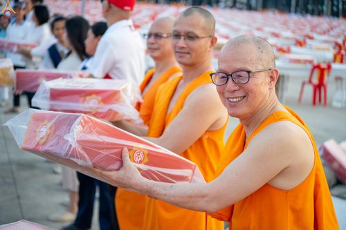 ภาพ No.322613:วันที่ 17 เมษายน พ.ศ.2569 การเรียงกล่องไทยธรรม เรียงน้ำดื่ม เรียงร่ม ณ ลานธรรมพระมหาธรรมกายเจดีย์ เพื่องานถวายมหาสังฆทาน 40,000 กว่าวัดทั่วประเทศ วันคุ้มครองโลก 22 เมษายน พ.ศ.2569 วัดพระธรรมกาย