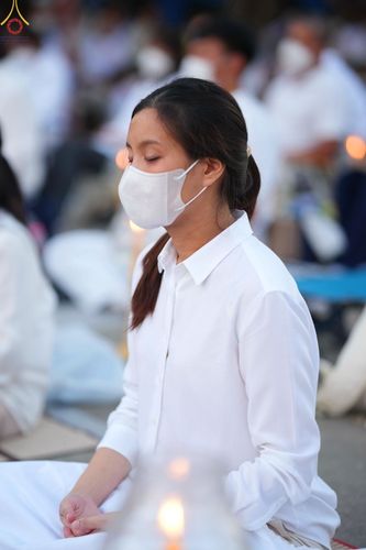 ภาพ No.73437:พิธีจุดประทีปถวายเป็นพุทธบูชา และบูชาธรรมมหาปูชนียาจารย์ ในโครงการธรรมยาตรากตัญญูบูชา มหาปูชนียาจารย์ พระมงคลเทพมุนี(สด จนฺทสโร) พระผู้ปราบมาร ปีที่ 11 ณ อนุสรณ์สถานลำดับที่ 4 สถานที่เกิดด้วยกายธรรม วัดโบสถ์ (บน) บางคูเวียง อ.บางกรวย จ.นนทบุรี วันที่ 21 