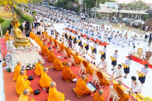 ภาพ No.318024:วันเสาร์ที่ 4 เมษายน พ.ศ. 2569 งานทำบุญเมืองใจกลางอยุธยา  ตักบาตรพระ 1,109 รูป ณ ถนนชีกุน หน้าวัดมหาธาตุ และวัดราชบูรณะ