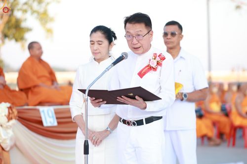 ภาพ No.284201:วันเสาร์ที่ 20 ธันวาคม พ.ศ.2568  พิธีตักบาตรพระ 10,000 รูป เนื่องในโอกาส 194 ปี จังหวัดกาญจนบุรี และอุทิศส่วนกุศลให้แด่บรรพชนทั้งหลาย บริเวณถนนสองแคว (Skywalk) เมืองกาญจนบุรี