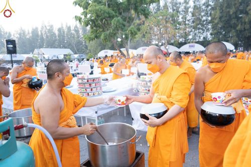 ภาพ No.71826:พิธีถวายภัตตาหารเป็นสังฆทาน แด่คณะพระธรรมยาตราฯ ในโครงการธรรมยาตรากตัญญูบูชา มหาปูชนียาจารย์ พระมงคลเทพมุนี(สด จนฺทสโร) พระผู้ปราบมาร อนุสรณ์สถาน 7 แห่ง ปีที่ 11 วันที่ 17 มกราคม พ.ศ. 2566