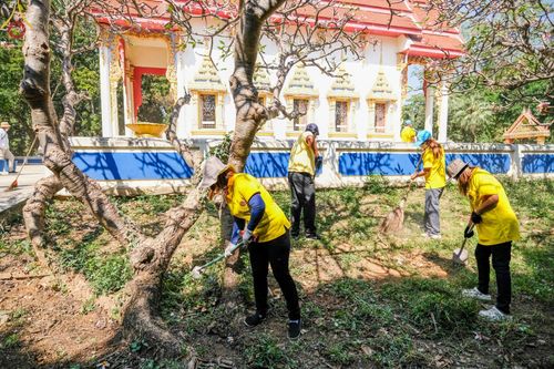 ภาพ No.71718:พระธรรมยาตรา ปฏิบัติศาสนกิจ ทำนุบำรุงศาสนสถาน, สวดธรรมจักร ,ปฏิบัติธรรม ร่วมกับชุมชน,นักเรียนเด็กดีวีสตาร์ และร่วมพิธีทอดผ้าป่าบำรุงศาสนสถาน ในโครงการธรรมยาตรากตัญญูบูชา มหาปูชนียาจารย์ พระมงคลเทพมุนี(สด จนฺทสโร) พระผู้ปราบมาร อนุสรณ์สถาน 7 แห่ง ปีที่ 11