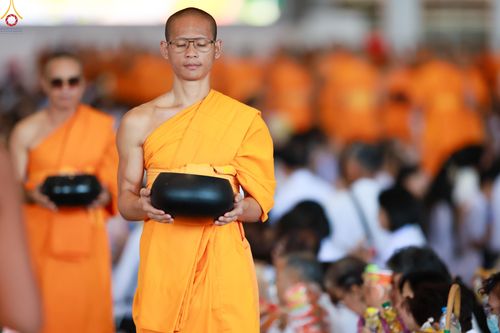 ภาพ No.337641:วันอาทิตย์ต้นเดือน 5 กรกฎาคม พ.ศ.2569 พิธีตักบาตรข้าวสารอาหารแห้ง  ณ บ้านแก้วเรือนทองคุณยายฯ วัดพระธรรมกาย