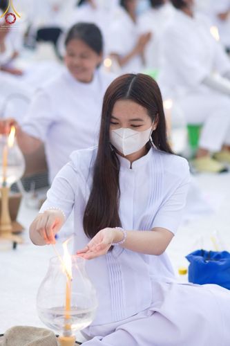 ภาพ No.71922:พิธีจุดประทีปถวายเป็นพุทธบูชา และบูชาธรรมมหาปูชนียาจารย์ ในโครงการธรรมยาตรากตัญญูบูชา มหาปูชนียาจารย์ พระมงคลเทพมุนี(สด จนฺทสโร) พระผู้ปราบมาร ปีที่ 11 ณ อนุสรณ์สถานลำดับที่ 3 สถานที่เกิดใหม่ในเพศสมณะ วัดสองพี่น้อง อ.สองพี่น้อง จ.สุพรรณบุรี วันที่ 17 มกร