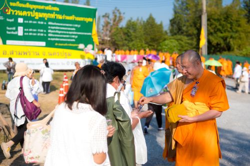 ภาพ No.300613:ภาพเบื้องหลังอาสาสมัครรวมใจ ชุดที่ 3 ในโครงการธรรมยาตรา กตัญญูบูชา มหาปูชนียาจารย์ พระมงคลเทพมุนี(สด จนฺทสโร) พระผู้ปราบมาร อนุสรณ์สถาน 7 แห่ง ปีที่ 14