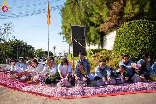 ภาพ No.106188:พิธีต้อนรับพระธรรมยาตรา ชุด 2 ในโครงการธรรมยาตรากตัญญูบูชา มหาปูชนียาจารย์  พระมงคลเทพมุนี(สด จนฺทสโร) พระผู้ปราบมาร  อนุสรณ์สถาน 7 แห่ง ปีที่ 12  วันที่ 3 มกราคม พ.ศ. 2567  ณ อนุสรณ์สถานโลตัสแลนด์ จ.สุพรรณบุรี