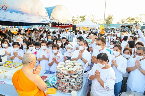 ภาพ No.74656:พิธีถวายภัตตาหารเป็นสังฆทาน แด่คณะพระธรรมยาตราฯ ในโครงการธรรมยาตรากตัญญูบูชา มหาปูชนียาจารย์ พระมงคลเทพมุนี(สด จนฺทสโร) พระผู้ปราบมาร อนุสรณ์สถาน 7 แห่ง ปีที่ 11 วันที่ 28 มกราคม พ.ศ. 2566