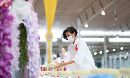 ภาพ No.83682:พิธีวางแผ่นจารึกชื่อและพิธีวางพวงมาลัยสักการะพระประธาน วันอาทิตย์ที่ 16 กรกฎาคม พ.ศ. 2566 ณ รัตนบัลลังก์ สภาธรรมกายสากล วัดพระธรรมกาย