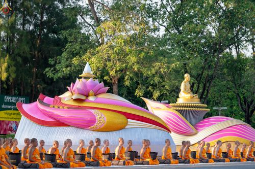 ภาพ No.281596:วันที่ 24 ธันวาคม พ.ศ.2568 พระธรรมยาตรา ปฏิบัติธรรม และถ่ายภาพหมู่ประวัติศาสตร์ ณ ลานหน้ามหาวิหารพระมงคลเทพมุนีฯ วัดพระธรรมกาย