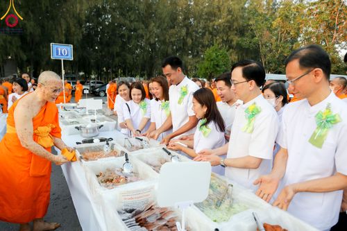 ภาพ No.106361:พิธีถวายภัตตาหารเป็นสังฆทาน แด่คณะพระธรรมยาตราฯ ในโครงการธรรมยาตรากตัญญูบูชา มหาปูชนียาจารย์ พระมงคลเทพมุนี(สด จนฺทสโร) พระผู้ปราบมาร อนุสรณ์สถาน 7 แห่ง ปีที่ 12 วันที่ 5 มกราคม พ.ศ. 2567 ณ อนุสรณ์สถานโลตัสแลนด์ จ.สุพรรณบุรี