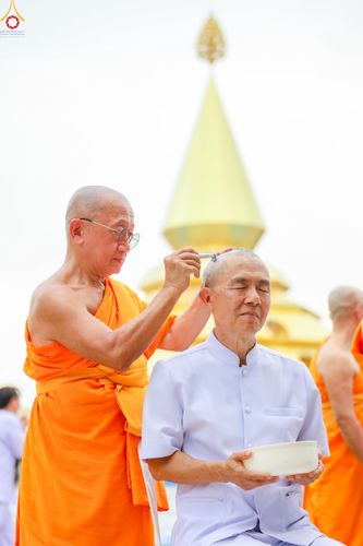ภาพ No.330555:วันที่ 30 พฤษภาคม พ.ศ.2569 พิธีตัดปอยผมและปลงผม อุบาสกอุปสมบทอุทิศชีวิต 11 ท่าน (ภาพชุดที่ 2) ณ โบสถ์พระไตรปิฎก วัดพระธรรมกาย จังหวัดปทุมธานี