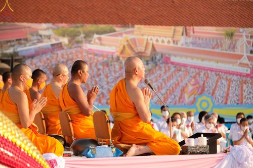 ภาพ No.72048:พิธีตักบาตรพระธรรมยาตราฯ ในโครงการธรรมยาตรากตัญญูบูชา มหาปูชนียาจารย์ พระมงคลเทพมุนี(สด จนฺทสโร) พระผู้ปราบมาร ปีที่ 11 ณ อนุสรณ์สถานลำดับที่ 3 สถานที่เกิดใหม่ในเพศสมณะ วัดสองพี่น้อง อ.สองพี่น้อง จ.สุพรรณบุรี วันที่ 18 มกราคม พ.ศ. 2566
