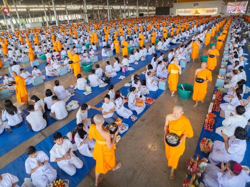 ภาพ No.345377:วันพฤหัสบดีที่ 27 สิงหาคม พ.ศ.2569 พิธีตักบาตรในวันธรรมชัย ณ สภาธรรมกายสากล วัดพระธรรมกาย ปทุมธานี