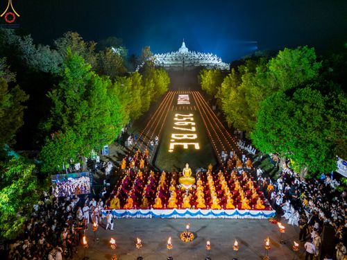 ภาพ No.82068:พิธีจุดวิสาขประทีป 22,000 ดวงและโคมลอย 3,000 ดวง ( Festival  lampion Vesak Indonesia) ณ มหาเจดียบรมพุทโธ อินโดนีเซีย  วันอาทิตย์ที่ 4 มิ.ย. พ.ศ.2566