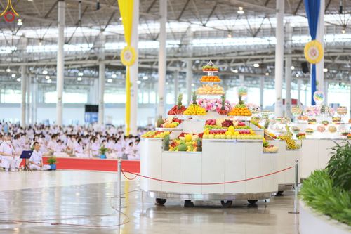 ภาพ No.83029:พิธีตักบาตร ณ บ้านแก้วเรือนทองคุณยายอาจารย์ฯ พิธีบูชาข้าวพระ ณ สภาธรรมกายสากล วัดพระธรรมกาย ในวันอาทิตย์ต้นเดือนที่ 2 ก.ค. พ.ศ.2566