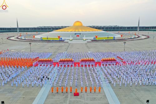 ภาพ No.79203:พิธีอัญเชิญองค์พระบรมพุทธเจ้า 24 องค์ เวียนประทักษิณรอบพระมหาธรรมกายเจดีย์ ณ วัดพระธรรมกาย  วันที่ 2 เมษายน พ.ศ. 2566