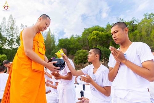 ภาพ No.341034:วันที่ 26 กรกฎาคม พ.ศ. 2569 โครงการพัฒนาคุณธรรม จริยธรรม สำหรับนักเรียนนายสิบตำรวจ (นสต.) รุ่นที่ 17 ศูนย์ฝึกอบรมตำรวจภูธรภาค 1 ได้จัดกิจกรรม ตักบาตรเพื่อน้อมอุทิศถวายเพื่อเป็นพระราชกุศลฯ  และปฏิบัติธรรม ติวธรรมมะ ณ ศูนย์ปฏิบัติธรรมเวิล์ดพีช วัลเล่ย์ (Wo