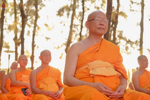 ภาพ No.290016:วันที่ 6 มกราคม พ.ศ. 2569 พิธีจุดประทีปถวายเป็นพุทธบูชา และบูชาธรรมมหาปูชนียาจารย์ (ภาพชุดที่ 2) ณ อนุสรณ์สถานมหาวิหารพระมงคลเทพมุนี (โลตัสแลนด์) อ.สองพี่น้อง จ.สุพรรณบุรี ในโครงการธรรมยาตรา กตัญญูบูชา มหาปูชนียาจารย์ พระมงคลเทพมุนี(สด จนฺทสโร) พระผู้ปรา