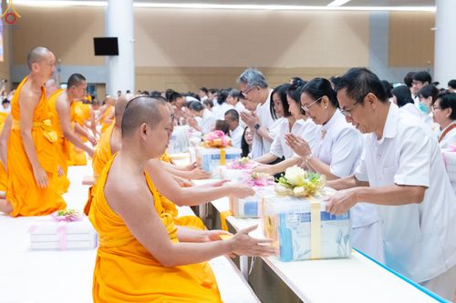 ภาพ No.280586:วันที่ 28 ธันวาคม พ.ศ.2568 พิธีถวายอุปกรณ์ทำความสะอาด ณ ห้องแก้วสารพัดนึก วัดพระธรรมกาย