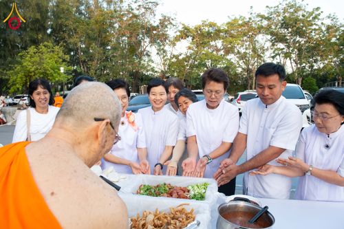 ภาพ No.288875:วันที่ 6 มกราคม พ.ศ. 2569 พิธีถวายภัตตาหารเป็นสังฆทาน แด่พระธรรมยาตรา ในโครงการธรรมยาตรา กตัญญูบูชา มหาปูชนียาจารย์ พระมงคลเทพมุนี(สด จนฺทสโร) พระผู้ปราบมาร อนุสรณ์สถาน 7 แห่ง ปีที่ 14 ณ อนุสรณ์สถานมหาวิหารพระมงคลเทพมุนี (โลตัสแลนด์) อ.สองพี่น้อง จ.สุพรร