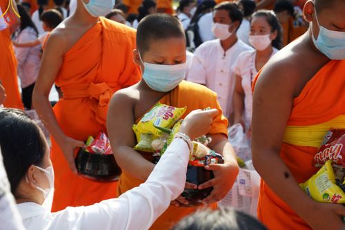 ภาพ No.81363:พิธีตักบาตรพระ ๑,๐๒๘ รูป ถวายเป็นพุทธบูชา เนื่องในสัปดาห์วิสาขบูชาโลก  ช่วยคณะสงฆ์ ๓๒๓ วัด ๔ จังหวัดชายแดนใต้ วันอาทิตย์ที่ ๒๘ พฤษภาคม พ.ศ.๒๕๖๖ ณ ศูนย์ปฎิบัติธรรมดอยหล่อ อำเภอดอยหล่อ จังหวัดเชียงใหม่