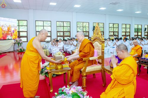 ภาพ No.328632:วันอังคารที่ 12 พฤษภาคม พ.ศ.2569 เจ้าประคุณสมเด็จพระมหารัชมงคลมุนี กรรมการมหาเถรสมาคม เจ้าคณะหนกลาง วัดไตรมิตรวิทยาราม วรวิหาร โปรดเมตตาเป็นองค์ประธาน พิธีเจริญพระพุทธมนต์ อายุวัฒนมงคล 98 ปี คุณแม่จุรี สุทธิผล ณ อาคารปลูกศรัทธา 2 วัดพระธรรมกาย