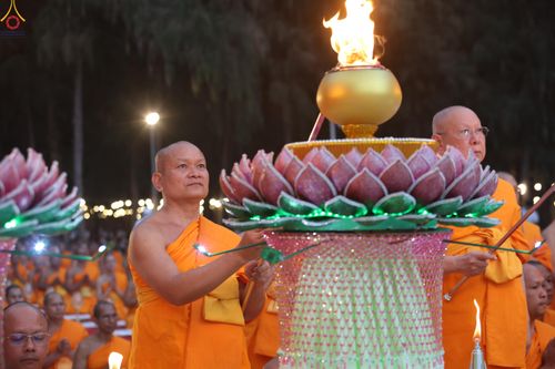 ภาพ No.290129:วันที่ 6 มกราคม พ.ศ. 2569 พิธีจุดประทีปถวายเป็นพุทธบูชา และบูชาธรรมมหาปูชนียาจารย์ (ภาพชุดที่ 2) ณ อนุสรณ์สถานมหาวิหารพระมงคลเทพมุนี (โลตัสแลนด์) อ.สองพี่น้อง จ.สุพรรณบุรี ในโครงการธรรมยาตรา กตัญญูบูชา มหาปูชนียาจารย์ พระมงคลเทพมุนี(สด จนฺทสโร) พระผู้ปรา