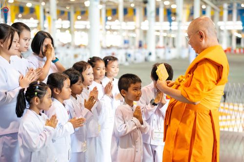 ภาพ No.345501:วันพฤหัสบดีที่ 27 สิงหาคม พ.ศ.2569 พิธีภาคสาย ปฏิบัติธรรมร่วมกัน เนื่องในวันธรรมชัย ณ สภาธรรมกายสากล วัดพระธรรมกาย