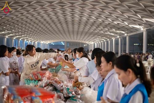 ภาพ No.308413:วันที่ 1 กุมภาพันธ์ พ.ศ. 2569 พิธีตักบาตรข้าวสารอาหารแห้ง ณ บ้านแก้วเรือนทองคุณยาย สภาธรรมกายสากล วัดพระธรรมกาย