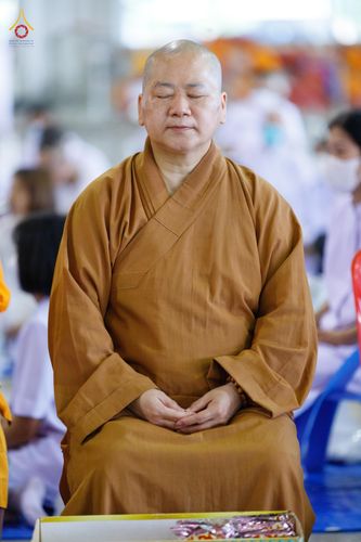 ภาพ No.76736:พิธีตักบาตรข้าวสารอาหารแห้ง  ณ บ้านแก้วเรือนทองคุณยายฯ สภาธรรมกายสากล  วัดพระธรรมกาย จ.ปทุมธานี  ในวันอาทิตย์ต้นเดือนที่ 6 มีนาคม พ.ศ. 2566