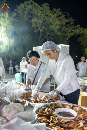 ภาพ No.288786:วันที่ 6 มกราคม พ.ศ. 2569 พิธีถวายภัตตาหารเป็นสังฆทาน แด่พระธรรมยาตรา ในโครงการธรรมยาตรา กตัญญูบูชา มหาปูชนียาจารย์ พระมงคลเทพมุนี(สด จนฺทสโร) พระผู้ปราบมาร อนุสรณ์สถาน 7 แห่ง ปีที่ 14 ณ อนุสรณ์สถานมหาวิหารพระมงคลเทพมุนี (โลตัสแลนด์) อ.สองพี่น้อง จ.สุพรร