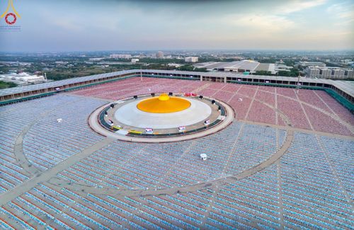 ภาพ No.221809:วันอังคารที่ 22 เมษายน พ.ศ. 2568 ภาพพิธีถวายมหาสังฆทานคณะสงฆ์ 40,000 กว่าวัดทั่วประเทศ เนื่องในวันคุ้มครองโลก ชุดที่ 2 (ปลื้มให้สมการรอคอย) ณ ลานธรรมพระมหาธรรมกายเจดีย์ วัดพระธรรมกาย