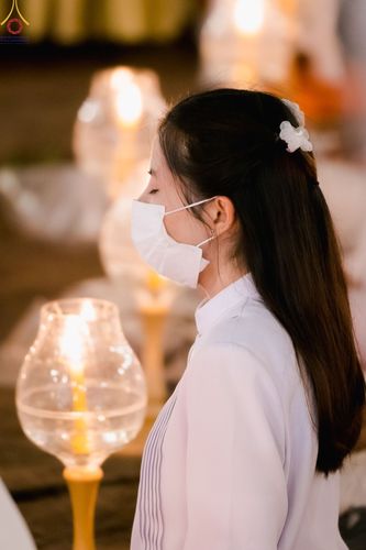 ภาพ No.69539:พิธีจุดประทีปถวายเป็นพุทธบูชา และบูชาธรรมมหาปูชนียาจารย์ ในโครงการธรรมยาตรากตัญญูบูชา มหาปูชนียาจารย์ พระมงคลเทพมุนี(สด จนฺทสโร) พระผู้ปราบมาร ปีที่ 11 ณ อนุสรณ์สถานมหาวิหารพระมงคลเทพมุนี อ.สองพี่น้อง จ.สุพรรณบุรี