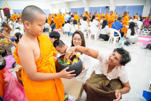 ภาพ No.321885:วันที่ 12 เมษายน พ.ศ.2569 ตักบาตรสงกรานต์ฉลองสามเณรใหม่  ณ ศูนย์ปฏิบัติธรรมระยอง(บ้านช่องลม)