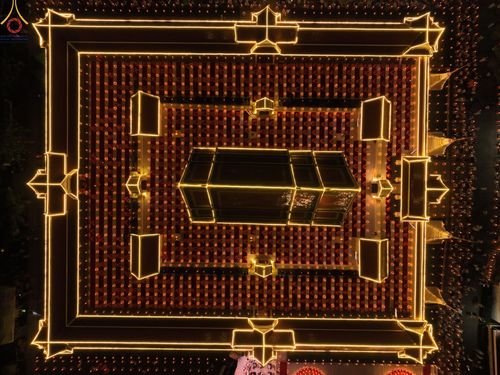 ภาพ No.73337:พิธีจุดประทีปถวายเป็นพุทธบูชา และบูชาธรรมมหาปูชนียาจารย์ ในโครงการธรรมยาตรากตัญญูบูชา มหาปูชนียาจารย์ พระมงคลเทพมุนี(สด จนฺทสโร) พระผู้ปราบมาร ปีที่ 11 ณ อนุสรณ์สถานลำดับที่ 4 สถานที่เกิดด้วยกายธรรม วัดโบสถ์ (บน) บางคูเวียง อ.บางกรวย จ.นนทบุรี วันที่ 21 