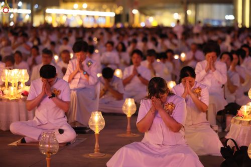 ภาพ No.308032:วันที่ 31 มกราคม พ.ศ. 2569 พิธีจุดประทีปธรรมถวายเป็นพุทธบูชา  และบูชาธรรมมหาปูชนียาจารย์ (ภาพชุดที่ 3) ณ วัดพระธรรมกาย ปทุมธานี ในโครงการธรรมยาตรา กตัญญูบูชา มหาปูชนียาจารย์ พระมงคลเทพมุนี(สด จนฺทสโร) พระผู้ปราบมาร อนุสรณ์สถาน 7 แห่ง ปีที่ 14