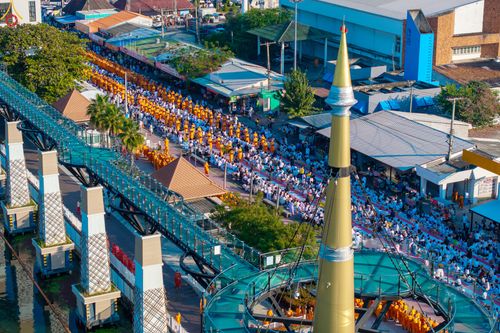 ภาพ No.284244:วันเสาร์ที่ 20 ธันวาคม พ.ศ.2568  พิธีตักบาตรพระ 10,000 รูป เนื่องในโอกาส 194 ปี จังหวัดกาญจนบุรี และอุทิศส่วนกุศลให้แด่บรรพชนทั้งหลาย บริเวณถนนสองแคว (Skywalk) เมืองกาญจนบุรี