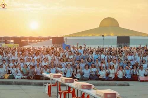 ภาพ No.322655:วันที่ 17 เมษายน พ.ศ.2569 การเรียงกล่องไทยธรรม เรียงน้ำดื่ม เรียงร่ม ณ ลานธรรมพระมหาธรรมกายเจดีย์ เพื่องานถวายมหาสังฆทาน 40,000 กว่าวัดทั่วประเทศ วันคุ้มครองโลก 22 เมษายน พ.ศ.2569 วัดพระธรรมกาย