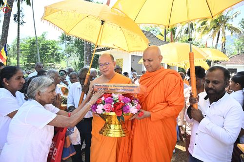 ภาพ No.278720:วันที่ 30 ตุลาคม 2568  กฐินสมทบวัดต่างประเทศ โดยคณะศิษยานุศิษย์  บูชาธรรม 81 ปี หลวงพ่อธัมมชโย  ณ วัดศรีโพธินันทะ ประเทศศรีลังกา