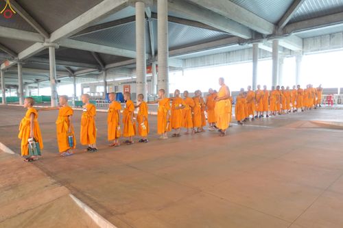 ภาพ No.323181:วันที่ 19 เมษายน พ.ศ.2569 การเรียงกล่องไทยธรรม , เตรียมงานจราจร เพื่องานถวายมหาสังฆทาน 40,000 กว่าวัดทั่วประเทศ วันคุ้มครองโลก 22 เมษายน พ.ศ.2569 วัดพระธรรมกาย
