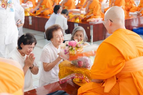 ภาพ No.348293:วันที่ 10 กันยายน พ.ศ.2569 พิธีสวดพระพุทธมนต์ และถวายภัตตาหารเป็นสังฆทาน เนื่องในวันครบ 26 ปี วันคล้ายละสังขาร คุณยายอาจารย์มหารัตนอุบาสิกาจันทร์ ขนนกยูง ณ หอฉันคุณยายอาจารย์ฯ วัดพระธรรมกาย