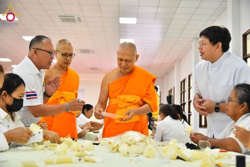 ภาพ No.327543:วันศุกร์ที่ 1 พฤษภาคม พ.ศ. 2569 รวมใจพสกนิกรชาวอำเภอคลองหลวง ประดิษฐ์ดอกไม้จันทน์ เพื่อใช้ในพิธีถวายดอกไม้จันทน์ในงานพระราชพิธีถวายพระเพลิงพระบรมศพ สมเด็จพระนางเจ้าสิริกิติ์ พระบรมราชินีนาถ พระบรมราชชนนีพันปีหลวง ณ วัดพระธรรมกาย
