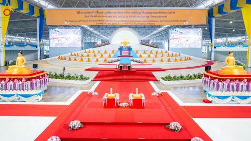 ภาพ No.83724:พิธีวางแผ่นจารึกชื่อและพิธีวางพวงมาลัยสักการะพระประธาน วันอาทิตย์ที่ 16 กรกฎาคม พ.ศ. 2566 ณ รัตนบัลลังก์ สภาธรรมกายสากล วัดพระธรรมกาย