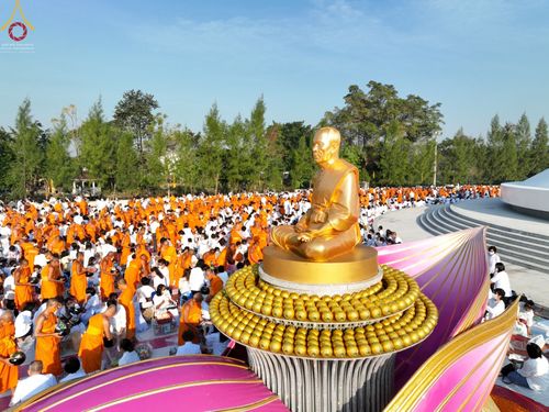 ภาพ No.70618:พิธีตักบาตรพระธรรมยาตราฯ ในโครงการธรรมยาตรากตัญญูบูชา มหาปูชนียาจารย์ พระมงคลเทพมุนี(สด จนฺทสโร) พระผู้ปราบมาร ปีที่ 11 ณ อนุสรณ์สถานลำดับที่ 2 สถานที่ตั้งมโนปณิธานบวชตลอดชีวิต อนุสรณ์สถานคลองบางนางแท่น อ.สามพราน จ.นครปฐม วันที่ 14 มกราคม พ.ศ. 2566