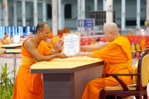 ภาพ No.339036:วันอาทิตย์ที่ 12 กรกฎาคม พ.ศ.2569 พิธีมุทิตาผู้สอบได้เปรียญธรรม ประโยค 1-2 ถึง ป.ธ.9 และ บ.ศ.1-2 ถึง บ.ศ.6 สำนักศาสนศึกษาวัดพระธรรมกาย ประจำปี 2569, พิธีมอบตราตั้งแต่งตั้งอาจารย์ใหญ่ สำนักศาสนศึกษาวัดพระธรรมกาย