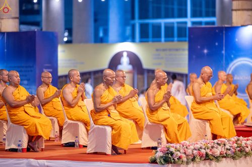 ภาพ No.280306:วันที่ 31 ธันวาคม พ.ศ.2568 -วันที่ 1 มกราคม พ.ศ.2569 พิธีฉลองชัยสวดมนต์บทธัมมจักกับปปวัตนสูตร ครบ 8,000,000,000 จบ , พิธีสวดมนต์ข้ามปี ณ วัดพระธรรมกาย