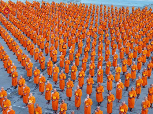 ภาพ No.285211:วันจันทร์ที่ 15 ธันวาคม พ.ศ.2568  บันทึกภาพหมู่ประวัติศาสตร์ โครงการบรรพชาอุปสมบทหมู่  รุ่นบูชาธรรมมหาปูชนียาจารย์ ประจำปี 2568 ณ ลานธรรมมหาธรรมกายเจดีย์ วัดพระธรรมกาย