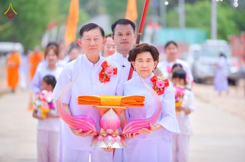 ภาพ No.327102:วันศุกร์ที่ 1 พฤษภาคม พ.ศ.2569 พิธีทอดผ้าป่า โปรยรัตนชาติ ตอกเสาเข็มมงคลต้นแรก สถาปนา “องค์พระเจดีย์เพื่อสร้างสันติภาพโลก” (แห่งแรกของภาคอีสาน) ณ ธุดงคสถานอำนาจเจริญ  อ.เมือง จ.อำนาจเจริญ