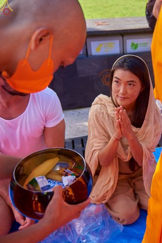 ภาพ No.68375:พิธีตักบาตร ณ พระมหาเจดีย์บรมพุทโธ ประเทศอินโดนีเซีย วันที่ 18 ธันวาคม พ.ศ. 2565