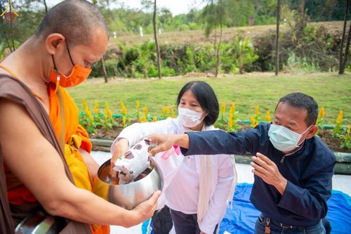 ภาพ No.68561:พิธีเจริญพระพุทธมนต์และตักบาตรพระ ๑,๐๐๐ รูป บำเพ็ญกุศลเพื่อถวายพระพรชัยแด่ สมเด็จพระเจ้าลูกเธอเจ้าฟ้าพัชรกิติยาภา นเรนทิราเทพยวดี กรมหลวงราชสาริณีสิริพัชร มหาวัชรราชธิดา และ ฉลองเมืองลำปาง ๑,๓๔๒ ปี วันศุกร์ที่ ๓๐ ธันวาคม พ.ศ.๒๕๖๕ ณ ศูนย์ปฏิบัติธรรมลำปาง 